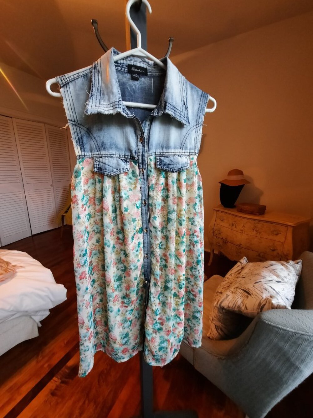 Denim and soft floral sheer tunic, PTP 20" - Picture 2 of 7